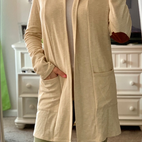 **SOLD** Pulse Boutique Cream Cardigan - Picture 2 of 6